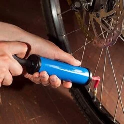 YUGN Ballenpomp Met Naald En Extra Ventielen - Handmatige Luchtpomp Ballen Handpomp Ook Voor Luchtbed Zwembad Nekkussen- Inclusief Gratis 1x Naald 1x Verlengstuk En 2x Ventiel - Cadeau Tip - Cadeau Tip -Winkel voor professionele sportartikelen 1200x1200 506