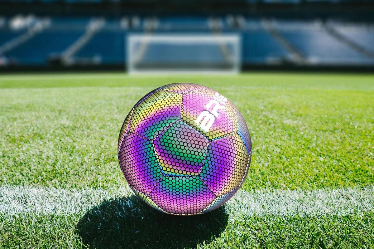 The BRIGHT Lichtgevende Voetbal | Reflecterend | Holografisch | Glow In The Dark | Kinderen En Volwassenen | Unisex | Wit/Zwart/Roze/Blauw/Geel | Maat 5 5 The BRIGHT Lichtgevende Voetbal | Reflecterend | Holografisch | Glow In The Dark | Kinderen En Volwassenen | Unisex | Wit/Zwart/Roze/Blauw/Geel | Maat 5 - Afbeelding 3