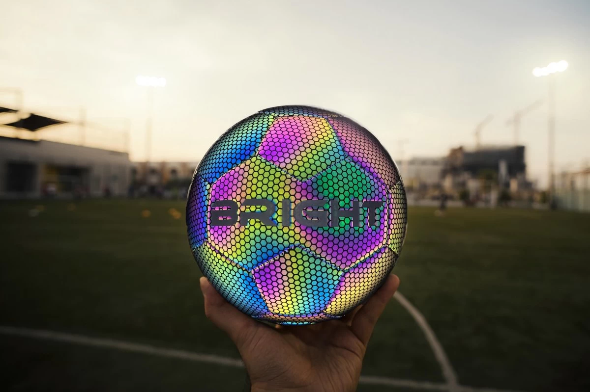 The BRIGHT Lichtgevende Voetbal | Reflecterend | Holografisch | Glow In The Dark | Kinderen En Volwassenen | Unisex | Wit/Zwart/Roze/Blauw/Geel | Maat 5 6 The BRIGHT Lichtgevende Voetbal | Reflecterend | Holografisch | Glow In The Dark | Kinderen En Volwassenen | Unisex | Wit/Zwart/Roze/Blauw/Geel | Maat 5 - Afbeelding 4