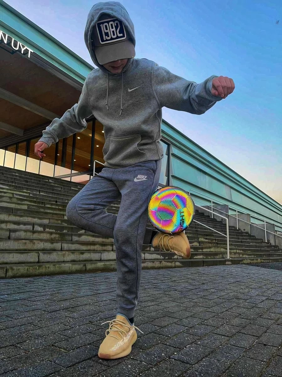 The BRIGHT Lichtgevende Voetbal | Reflecterend | Holografisch | Glow In The Dark | Kinderen En Volwassenen | Unisex | Wit/Zwart/Roze/Blauw/Geel | Maat 5 7 The BRIGHT Lichtgevende Voetbal | Reflecterend | Holografisch | Glow In The Dark | Kinderen En Volwassenen | Unisex | Wit/Zwart/Roze/Blauw/Geel | Maat 5 - Afbeelding 5